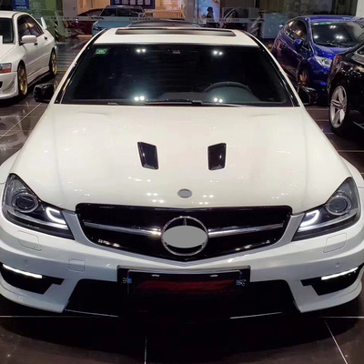 Mercedes-Benz C-Klasse W204 met volledige set koolstofvezel motorhut getest