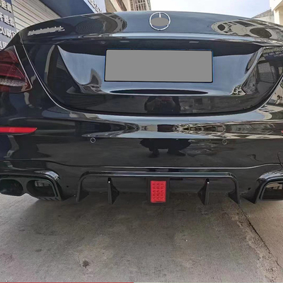 Benz E-Klasse W213 met achterste bumper lip staart keel en uitlaatpijp