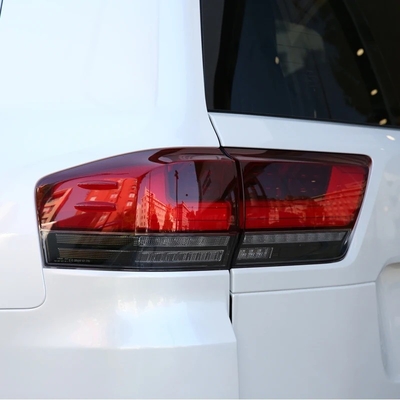 Land Cruiser LC300 met 2022 LED achterlichten en remsignalen