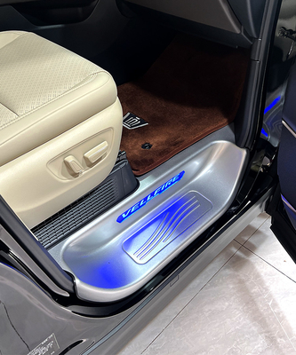Auto Car LED lichtdrempelband met pedaal en 2024 Toyota deurbank band 100% getest